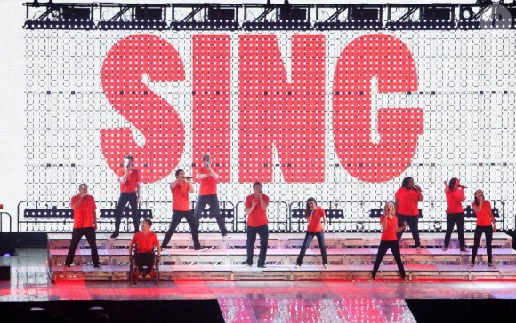 Cory Monteith et ses acolytes sur scène lors de la tournée Glee. Juin 2011