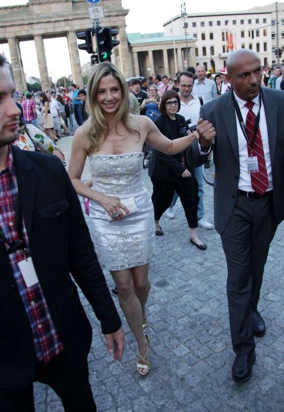 Mira Sorvino affiche son plus beau sourire au défilé Diesel lors de la Fashion Week berlinoise le 6 juillet 2011