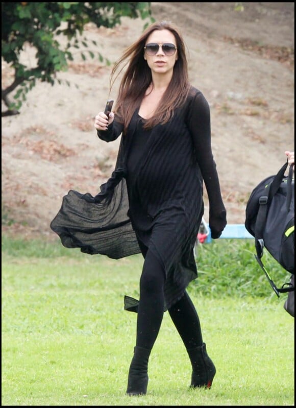 Victoria Beckham ne peut plus cacher son ventre début juin 2011