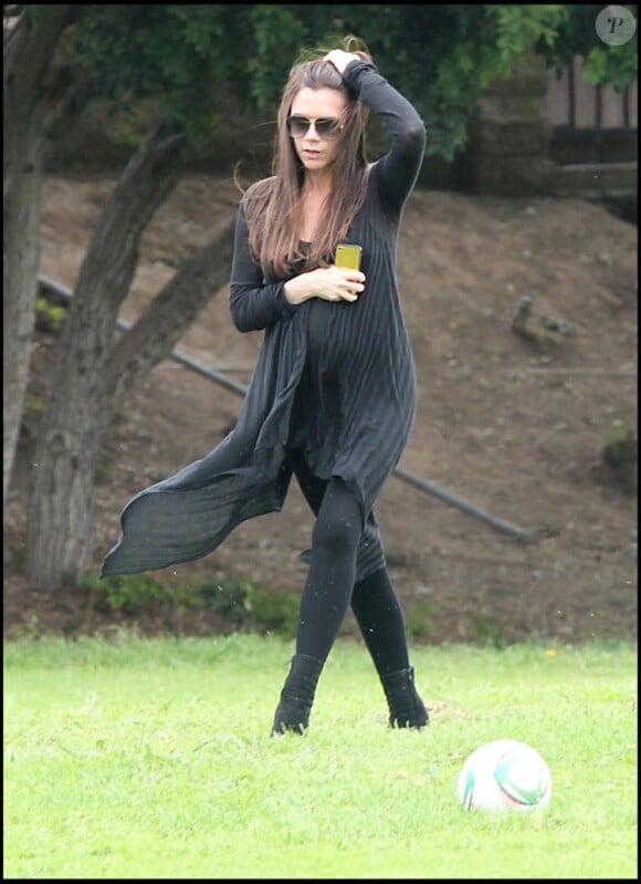 Victoria Beckham ne peut plus cacher son ventre début juin 2011
