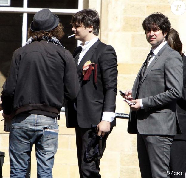 Pete Doherty devant le tribunal le jour de sa condamnation à six mois de prison ferme pour possession de cocaïne, le 20 mai 2011 à Londres.