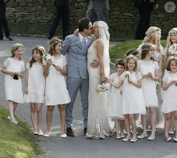Mariage de Kate Moss et Jamie Hince, à Southrope, le 1er juillet 2011.