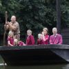 La princesse Mathilde et le prince Philippe de Belgique prennent enfin des vacances avec leurs quatre bambins. Le code couleur de la famille : le fuchsia ! Belgique, le 8 juillet 2011.