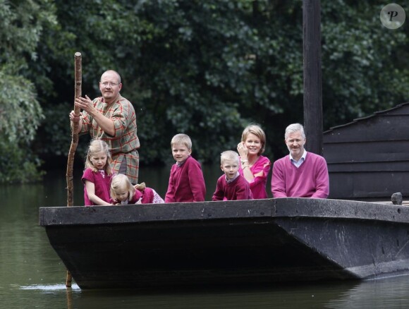 La princesse Mathilde et le prince Philippe de Belgique prennent enfin des vacances avec leurs quatre bambins. Le code couleur de la famille : le fuchsia ! Belgique, le 8 juillet 2011.