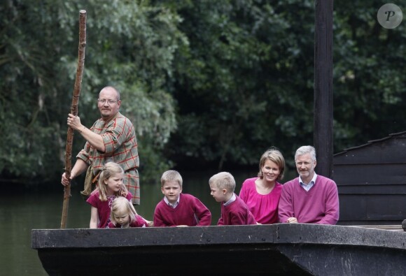 La princesse Mathilde et le prince Philippe de Belgique ont emmené leurs quatre enfants visiter un site archéologique en Belgique, le 8 juillet 2011.