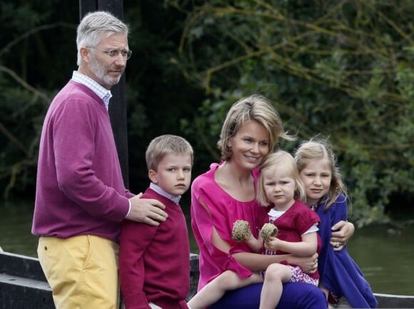 La princesse Mathilde et le prince Philippe de Belgique ont emmené leurs quatre enfants visiter un site archéologique en Belgique, le 8 juillet 2011.