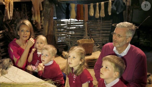 Toute la famille princière de Belgique est restée attentive pendant les explications d'un guide lors d'une visite culturelle. Belgique, le 8 juillet 2011.