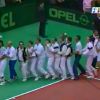 Victoire de la France à la Coupe Davis 1991 à Lyon. Yannick Noah et ses joueurs chantent Saga Africa.