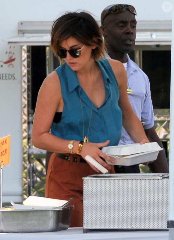 Jessica Stroup sur le tournage de 90210 à Los Angeles le 11 juillet 2011