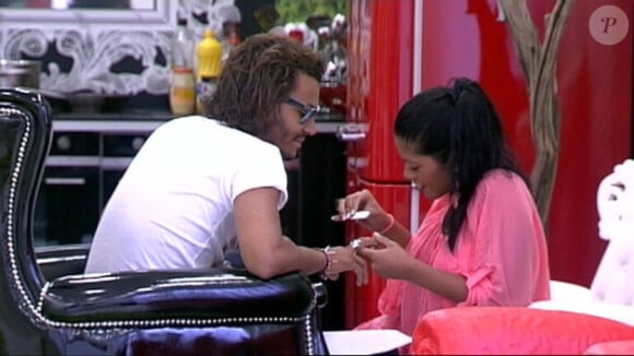 Après s'être occupée de ses sourcils, Ayem s'occupe des ongles de son beau Daniel dans Secret Story 5