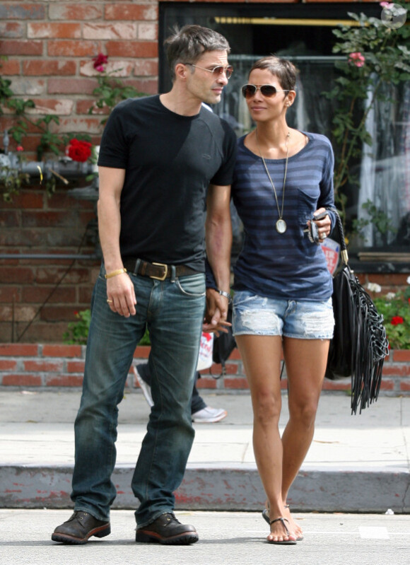 Halle Berry et son amoureux Olivier Martinez à Los Angeles, pour un déjeuner dans le restaurant The Little Door, le 14 juillet 2011