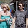 Matthew Bellamy se promène avec sa maman, le 4 juillet 2011.