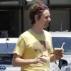 Matthew Bellamy va chercher des boissons fraîches au Starbucks Coffee, à Los Angeles, le 16 juillet 2011.