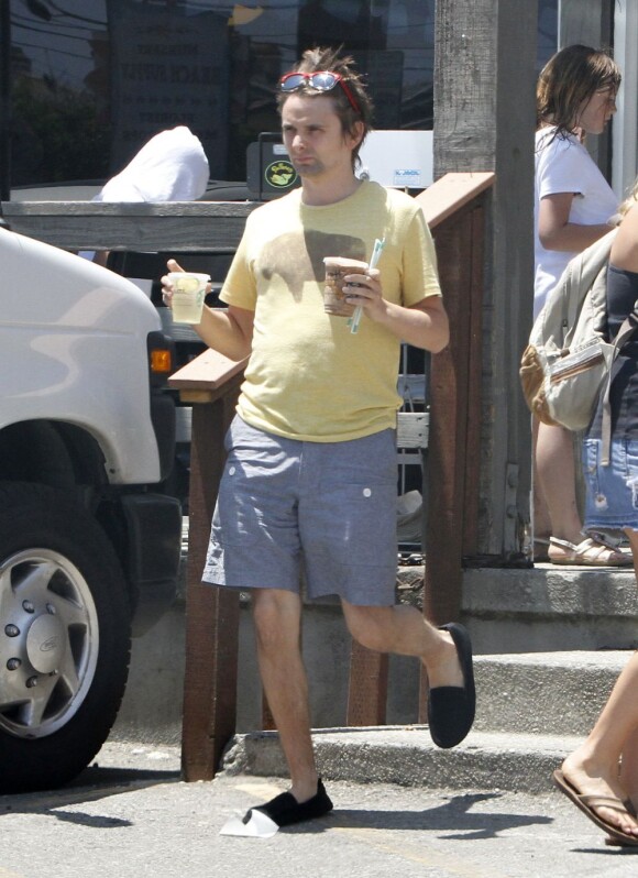 Matthew Bellamy va chercher des boissons fraîches au Starbucks Coffee, à Los Angeles, le 16 juillet 2011.
