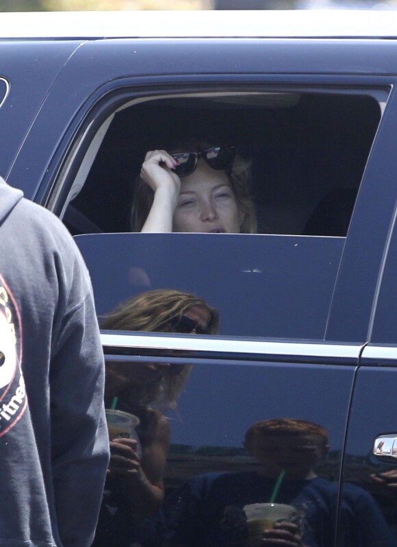 Kate Hudson attend son fiancé Matthew dans la voiture, alors que ce dernier va chercher des boissons fraîches chez Starbucks Coffee. Le 16 juillet 2011