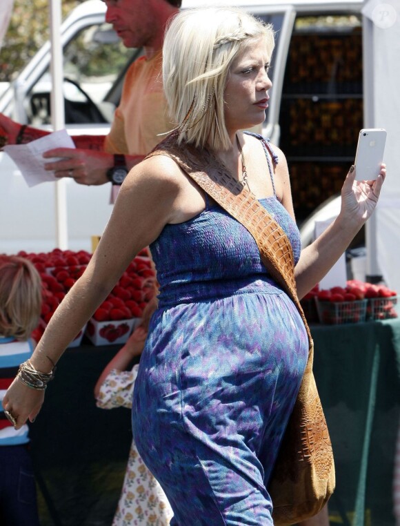 Tori Spelling en famille au Farmer's Market de Malibu le 17 juillet 2011