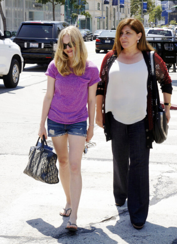Amanda Seyfried se promène avec sa mère dans West Hollywood, le 8 juillet 2011