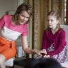La princesse Mathilde de Belgique visitait mardi 19 juillet 2011 le programme estival de musique de chambre Harmonia Mundi en compagnie de sa fille aînée, la princesse Elizabeth, 9 ans, la jambe dans le plâtre !