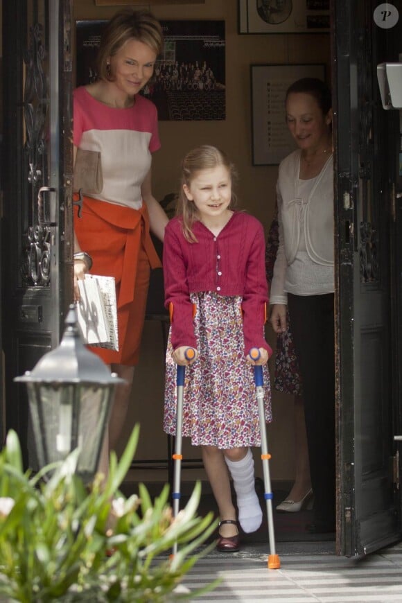 La princesse Mathilde de Belgique visitait mardi 19 juillet 2011 le programme estival de musique de chambre Harmonia Mundi en compagnie de sa fille aînée, la princesse Elizabeth, 9 ans, la jambe dans le plâtre !