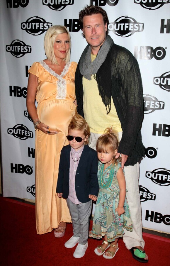 Tori Spelling, enceinte, Dean McDermott, et leurs deux enfants à Los Angeles, le 16 juillet 2011.