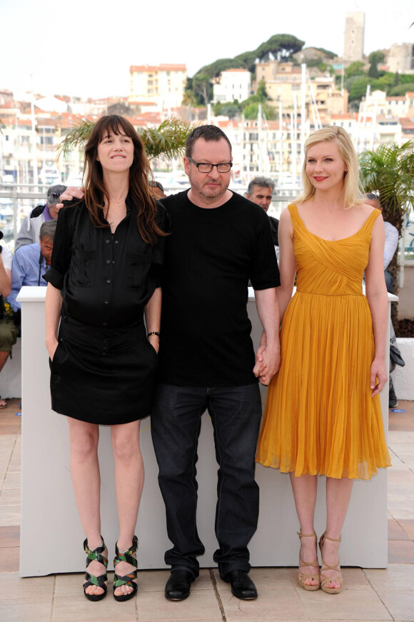 Charlotte Gainsbourg, Lars Von Trier et Kirsten Dunst lors du photocall du film Melancholia au festival de Cannes en mai 2011