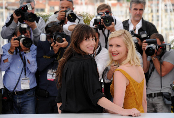 Charlotte Gainsbourg et Kirsten Dunst lors du photocall du film Melancholia au festival de Cannes en mai 2011