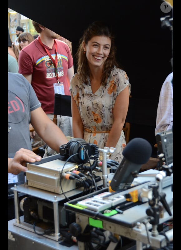 Alessandra Mastronardi souriante le 20 juillet à Rome sur le tournage de Bop Decameron