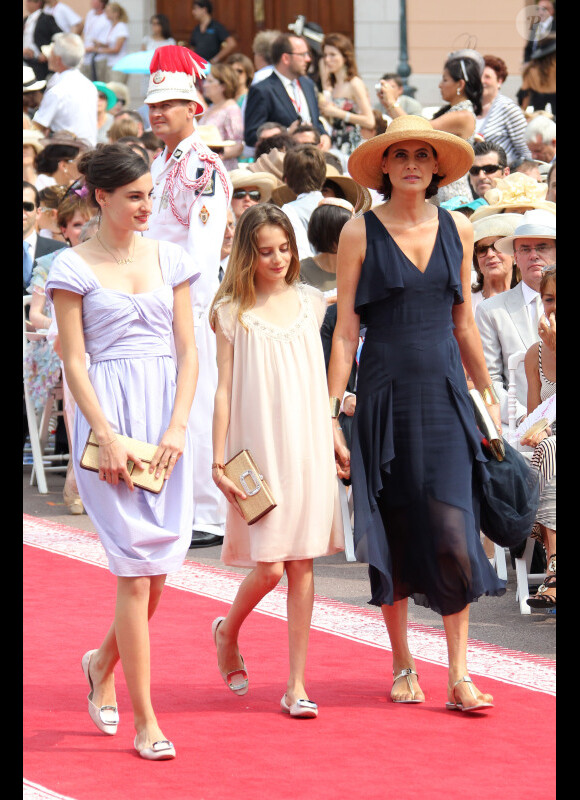 Inès de la Fressange entourée de ses filles lors du mariage monégasque le 1er juillet 2011