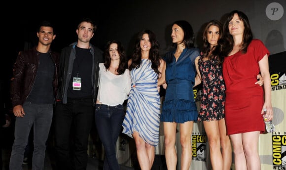 Taylor Lautner, Robert Pattinson, Kristen Stewart, Ashley Greene, Julia Jones, Nikki Reed et Elizabeth Reaser lors de la promotion au Comic-Con de Twilight le 21 juillet 2011 à San Diego aux Etats-Unis
