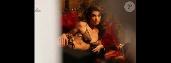 Elisabetta Canalis en shooting sexy pour la collection de lingerie de Roberto Cavalli.