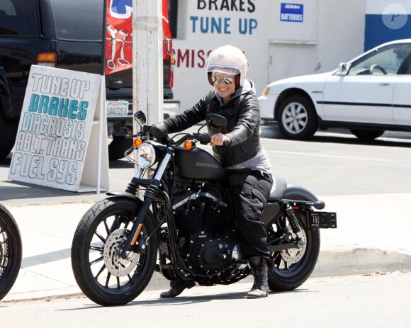 Pink et son mari Carey Hart s'offrent un tour de moto le 23 juillet 2011 à Malibu 