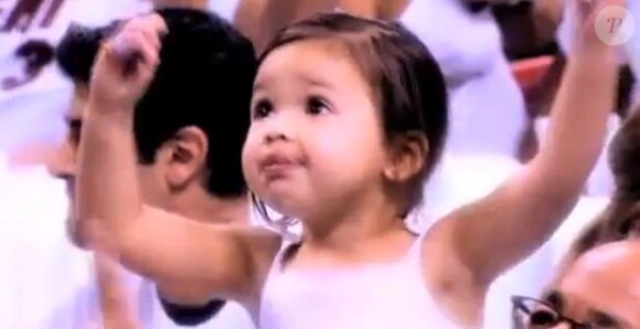 Images extraites du clip de Wepa, premier single, sorti le 24 juillet 2011, de l'album Little Miss Havana de Gloria Estefan.