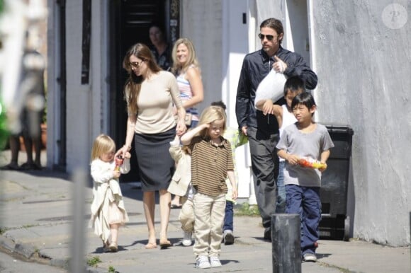 Vivienne, Knox, Shiloh, Maddox et Pax avec leurs parents Angelina Jolie et Brad Pitt à la Nouvelle-Orléans en mars 2011