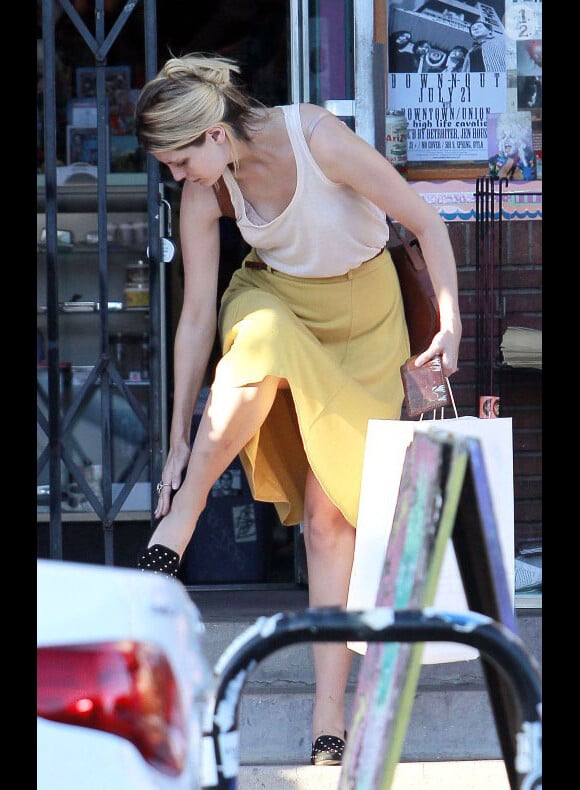 Mischa Barton fait du shopping à Los Angeles le 18 juillet 2011