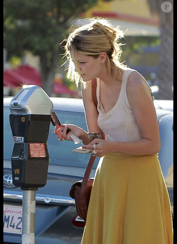 Mischa Barton fait du shopping à Los Angeles le 18 juillet 2011