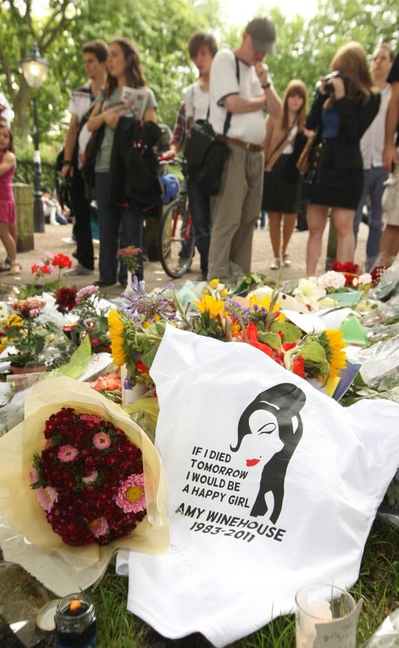 Lundi 25 juillet 2011, Reg Traviss, dernier amour d'Amy Winehouse, était présent devant le domicile londonien de la chanteuse dans Camden, partageant la douleur de ses parents Mitch et Janis.