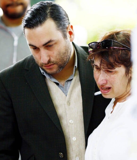 Lundi 25 juillet 2011, Janis Winehouse, la mère d'Amy, avait bien besoin du soutien de son fils Alex, lui aussi très marqué par la mort de sa soeur.