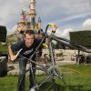 Thomas Voeckler, héros français du Tour de France 2011, a profité lundi 25 juillet 2011 de joies de Disneyland Paris en compagnie de son épouse Julie et de leurs deux enfants, Mahé, 2 ans, et Lila, 1 mois.