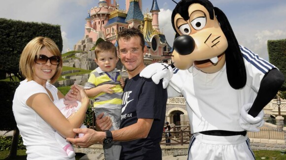 Thomas Voeckler comblé à Disneyland avec Julie, leur fils Mahé et leur bébé Lila