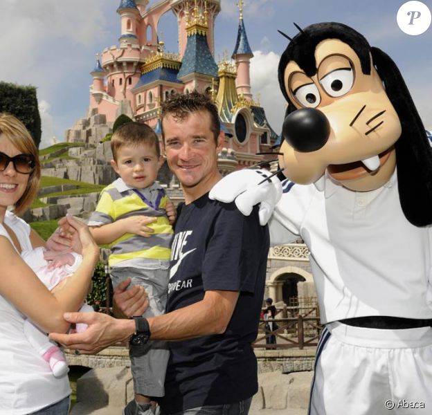 Thomas Voeckler Comble A Disneyland Avec Julie Leur Fils Mahe Et