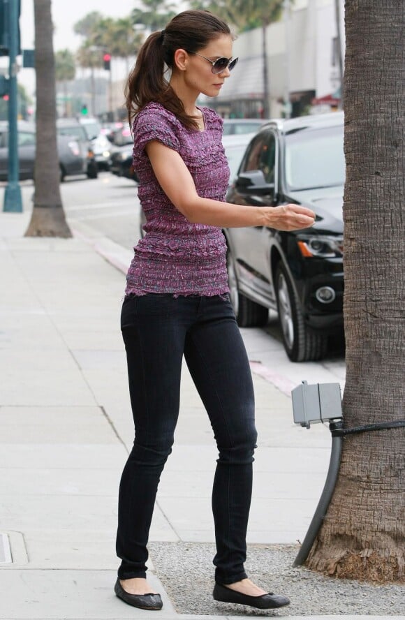 Katie Holmes en jean slim, rayonne dans les rues de Los Angeles 