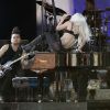 Lady Gaga répète sa prestation du soir au Jimmy Kimmel Live, à Los Angeles, le 28 juillet 2011... pauvre piano !