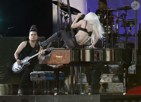 Lady Gaga répète sa prestation du soir au Jimmy Kimmel Live, à Los Angeles, le 28 juillet 2011... pauvre piano !