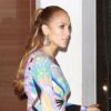 Jennifer Lopez sort d'un restaurant à Miami, accompagnée de quelques amis le 22 juillet 2011