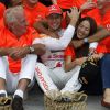 Avec tout le Team Mc Laren, Lewis Hamilton se réjouit et félicite son compatriote et coéquipier Jenson Button, entouré de son père John et sa chérie Jessica Michibata.
Dimanche 31 juillet 2011, Jenson Button remportait le 11e Grand Prix de sa carrière en Hongrie, sur le Hungaroring, pour son 200e départ en F1.