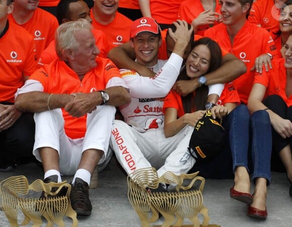 Avec tout le Team Mc Laren, Lewis Hamilton se réjouit et félicite son compatriote et coéquipier Jenson Button, entouré de son père John et sa chérie Jessica Michibata.
Dimanche 31 juillet 2011, Jenson Button remportait le 11e Grand Prix de sa carrière en Hongrie, sur le Hungaroring, pour son 200e départ en F1.