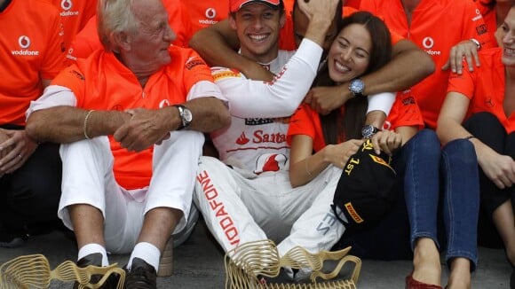 Jenson Button fait chavirer de bonheur son clan et sa belle Jessica Michibata