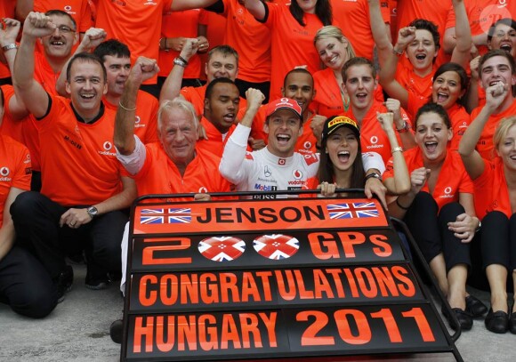 Entouré du Team Mc Laren et tout contre son père John et sa chérie Jessica Michibata, Jenson Button savoure...
Dimanche 31 juillet 2011, Jenson Button remportait le 11e Grand Prix de sa carrière en Hongrie, sur le Hungaroring, pour son 200e départ en F1.