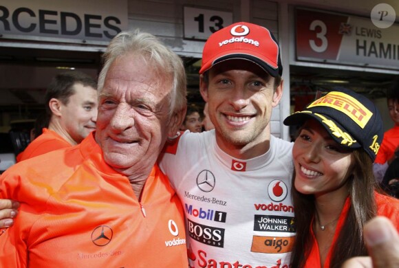Dimanche 31 juillet 2011, Jenson Button remportait le 11e Grand Prix de sa carrière en Hongrie, sur le Hungaroring, pour son 200e départ en F1. Le Britannique a pu fêter cette belle victoire avec son père John et sa compagne Jessica Michibata.