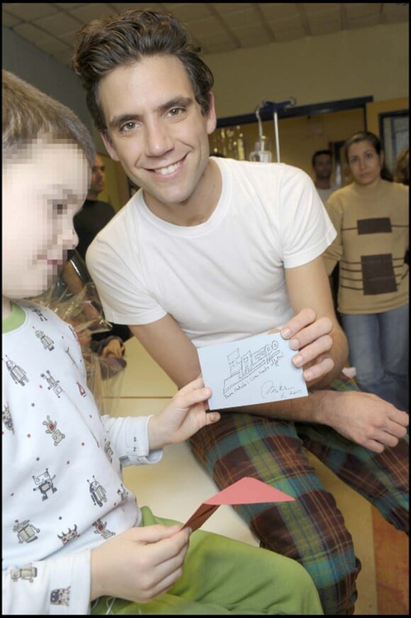 Mika visite l'hôpital San Raffaele à Milan, le 3 décembre 2010.